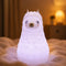 Veilleuse alpaga en silicone en ambiance cosy sur textile doux