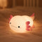Veilleuse axolotl en silicone en ambiance cosy sur textile doux