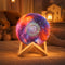 Veilleuse coranique lune 3D galaxie allumée sur socle bois, ambiance chambre bébé