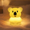 Veilleuse koala en silicone en ambiance cosy sur textile doux