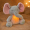 Veilleuse peluche ours respiration apaisante en ambiance cosy sur textile doux