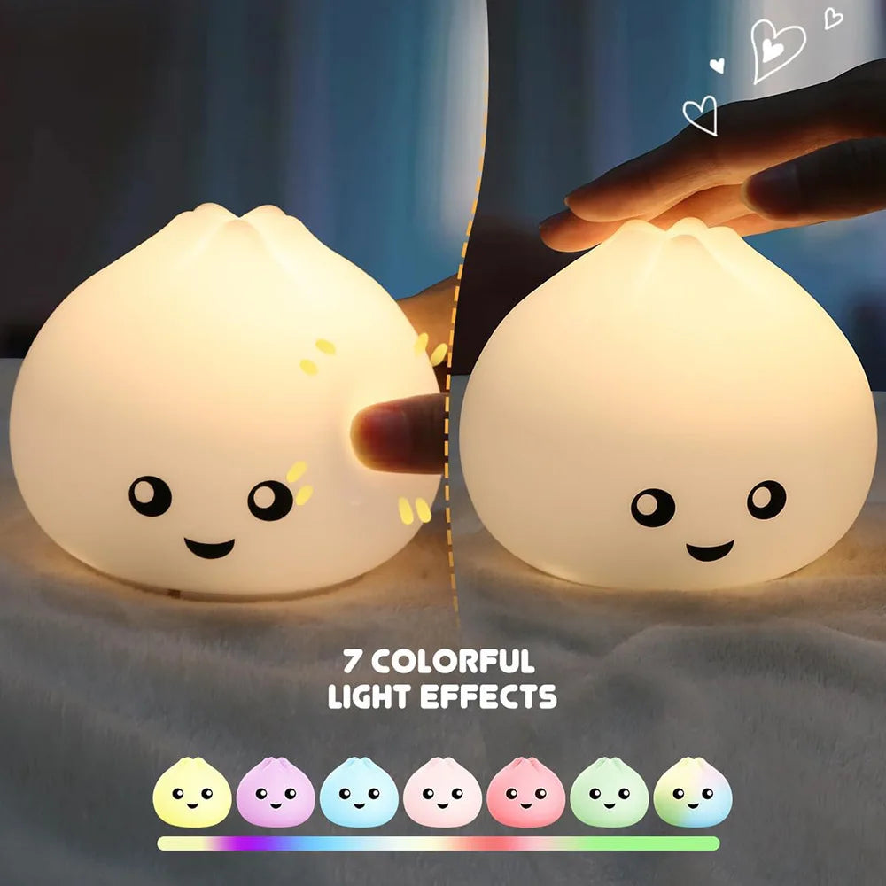 Veilleuse Bao allumee lueur chaude sur table de chevet, chambre enfant