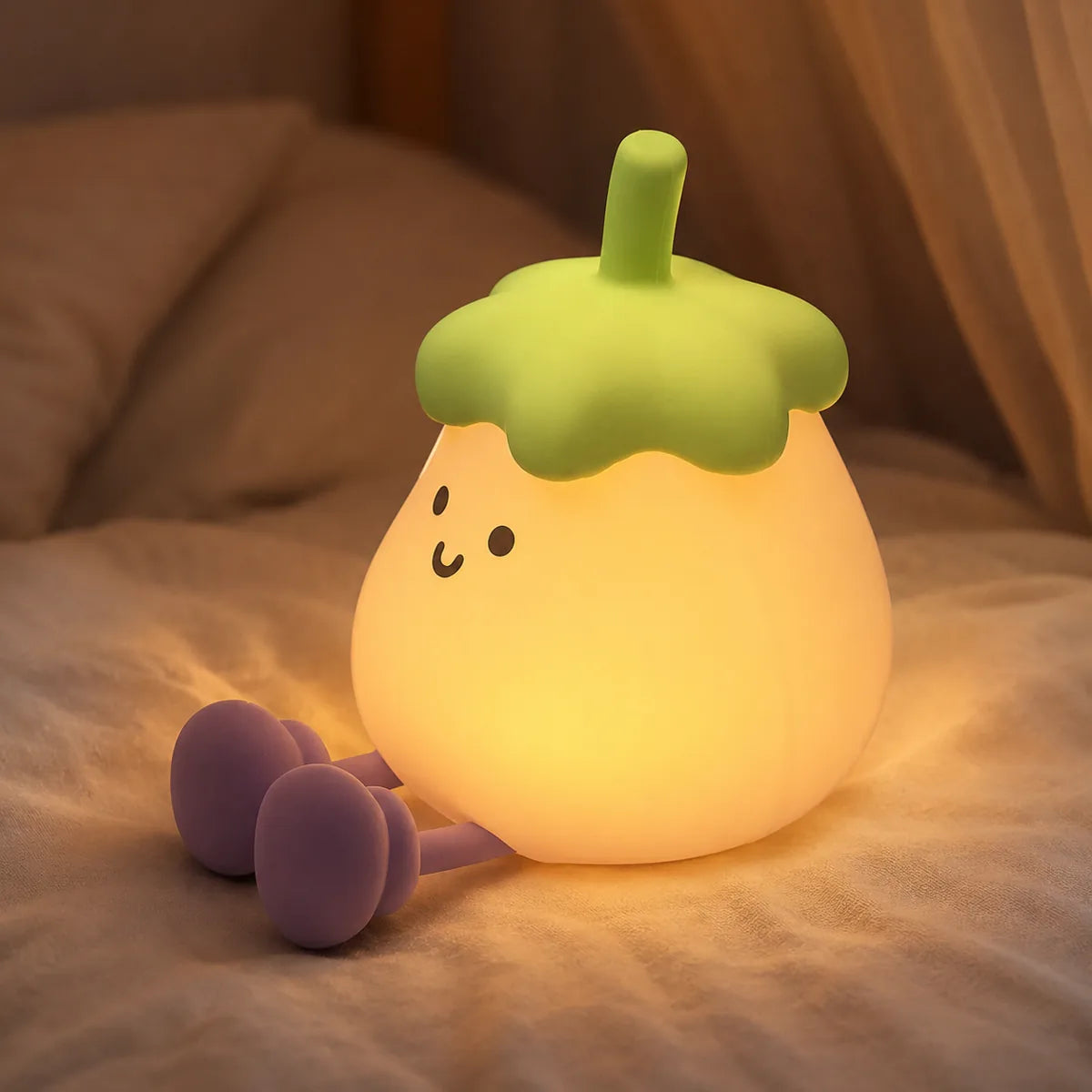 Veilleuse aubergine en silicone allumée dans une chambre d'enfant