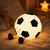 Veilleuse ballon de football en silicone allumée dans une chambre d'enfant