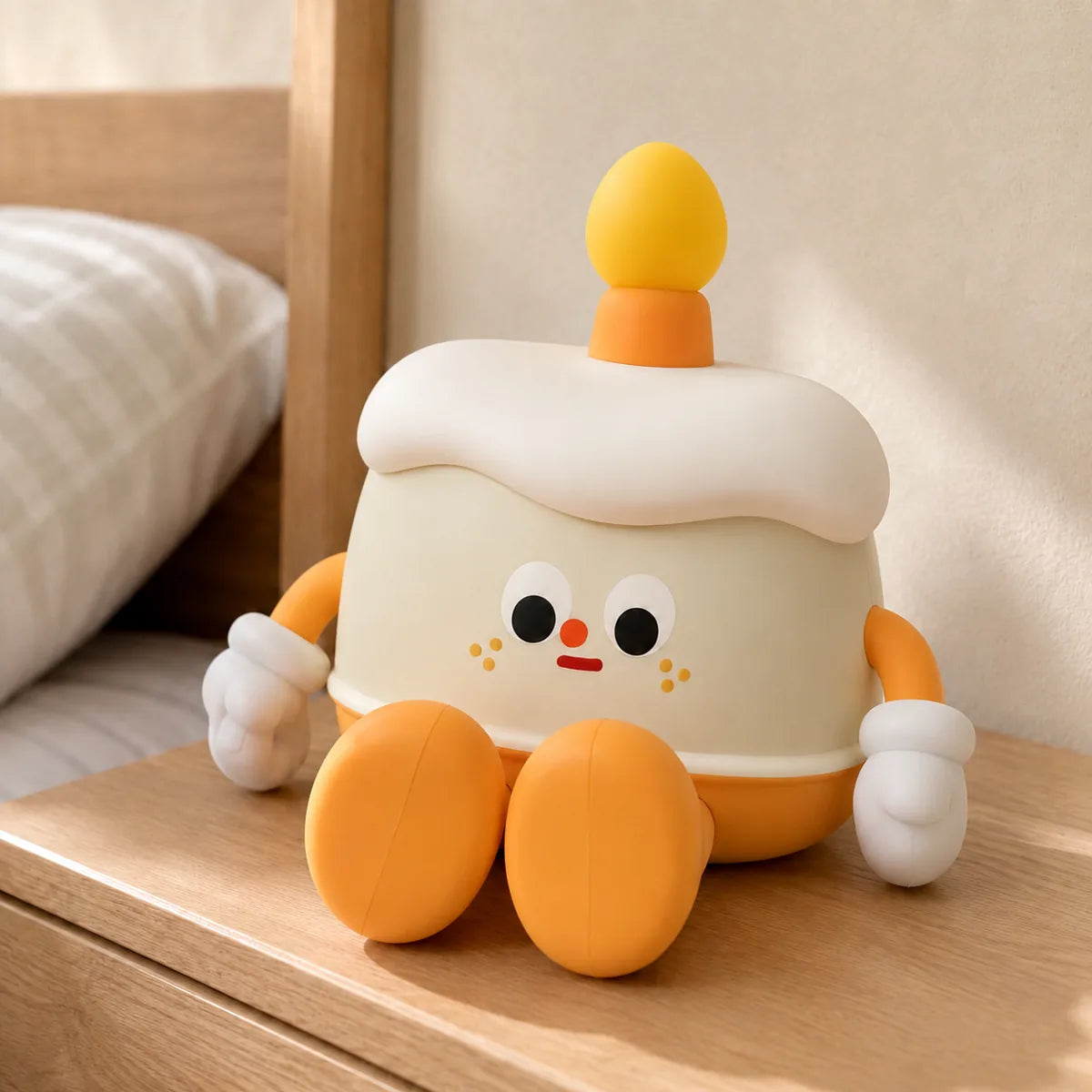 Veilleuse gâteau d'anniversaire en silicone éteinte, posée sur une table de chevet