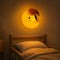 Veilleuse murale lune en silicone fixée au mur d'une chambre d'enfant