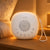 Machine a bruit blanc 24 sons allumee sur table de chevet cosy