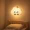 Veilleuse murale nuage arc-en-ciel en silicone fixée au mur d'une chambre d'enfant
