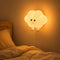Veilleuse murale nuage en silicone fixée au mur d'une chambre d'enfant