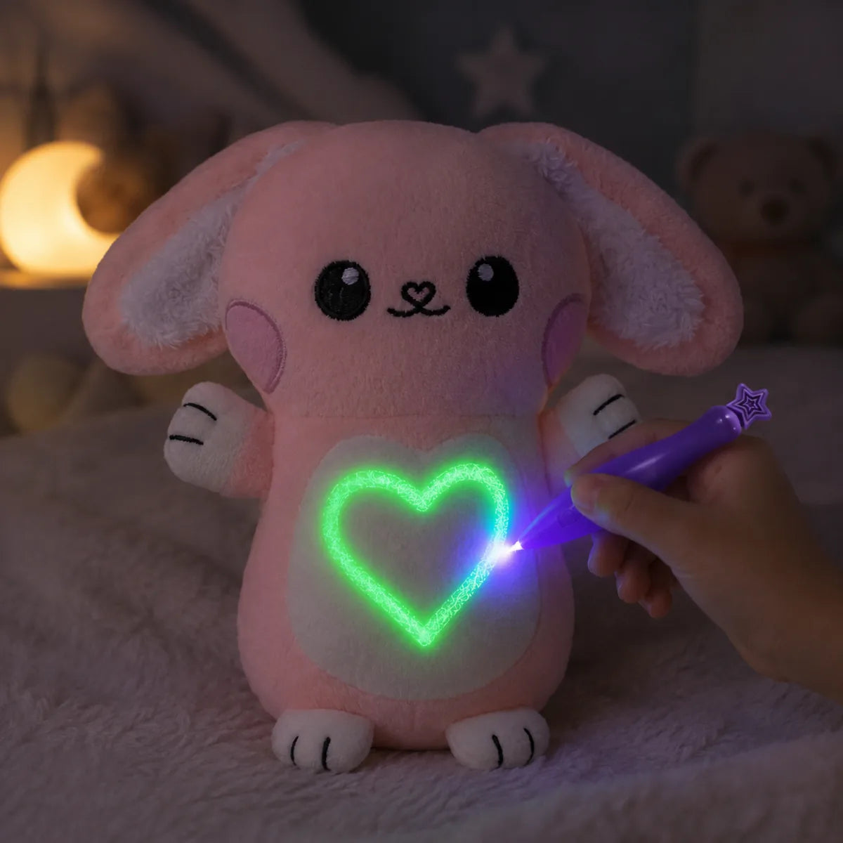Dessiner un coeur phosphorescent au stylet UV sur la veilleuse peluche lapin