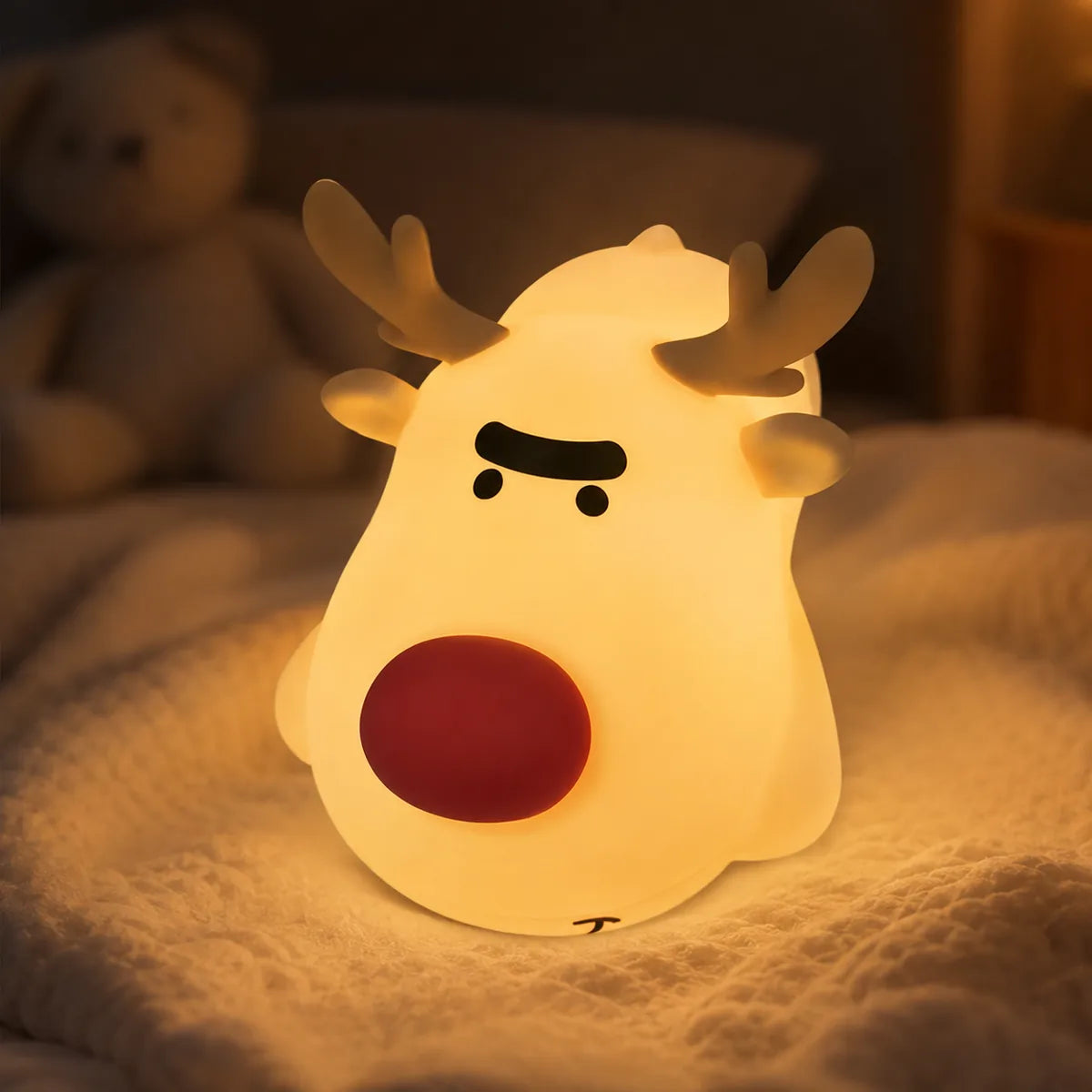 Veilleuse renne en silicone allumée dans une chambre d'enfant