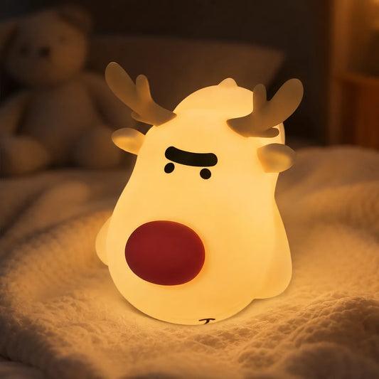 Veilleuse renne en silicone allumée dans une chambre d'enfant