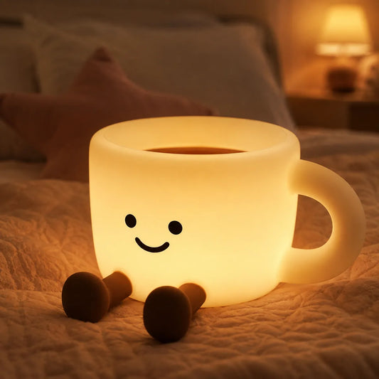 Veilleuse tasse de café en silicone allumée dans une chambre d'enfant
