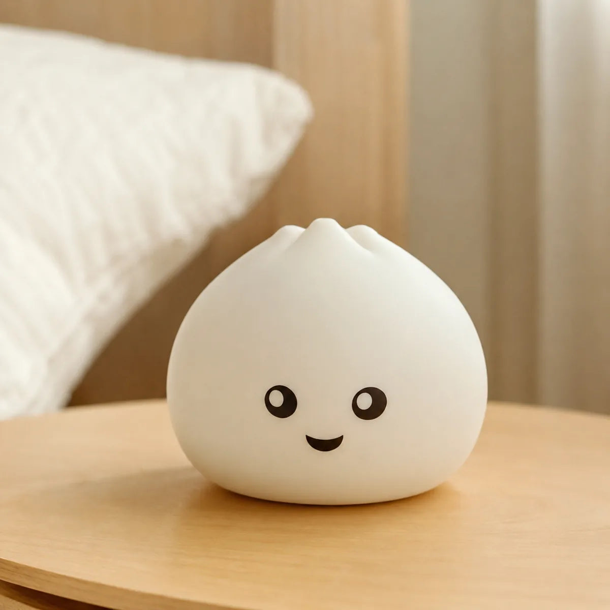 Veilleuse bao eteinte, silicone ivoire mat sur table de chevet