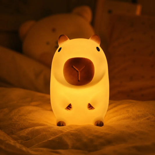 Veilleuse capybara silicone allumee dans une chambre d'enfant cosy