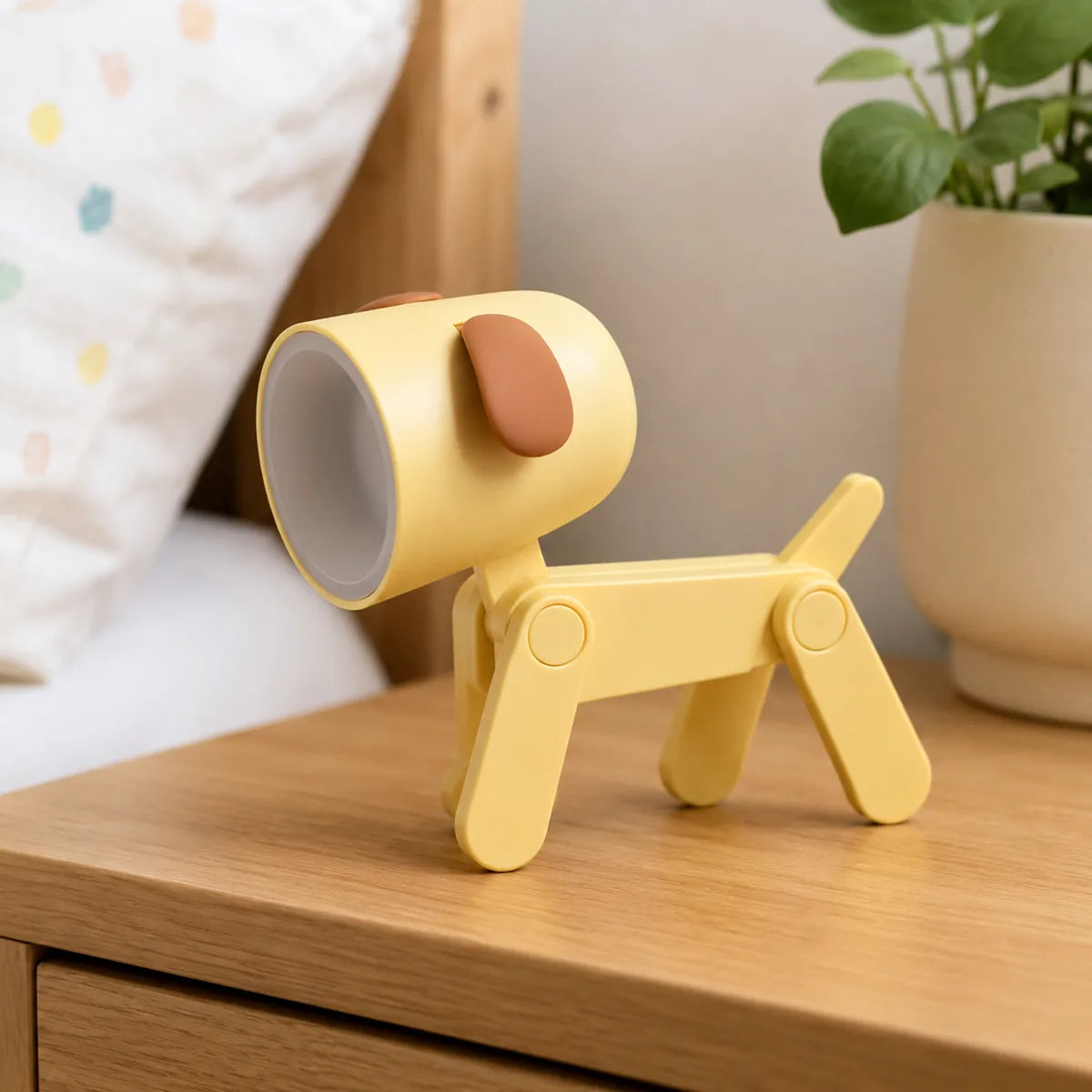 Mini veilleuse chien eteinte, plastique mat jaune sur table de chevet