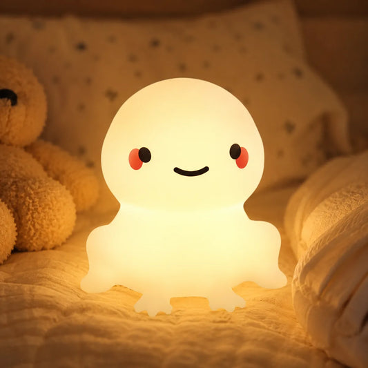 Veilleuse grenouille silicone allumee dans une chambre d'enfant cosy