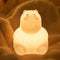 Veilleuse hippopotame en silicone en ambiance cosy sur textile doux