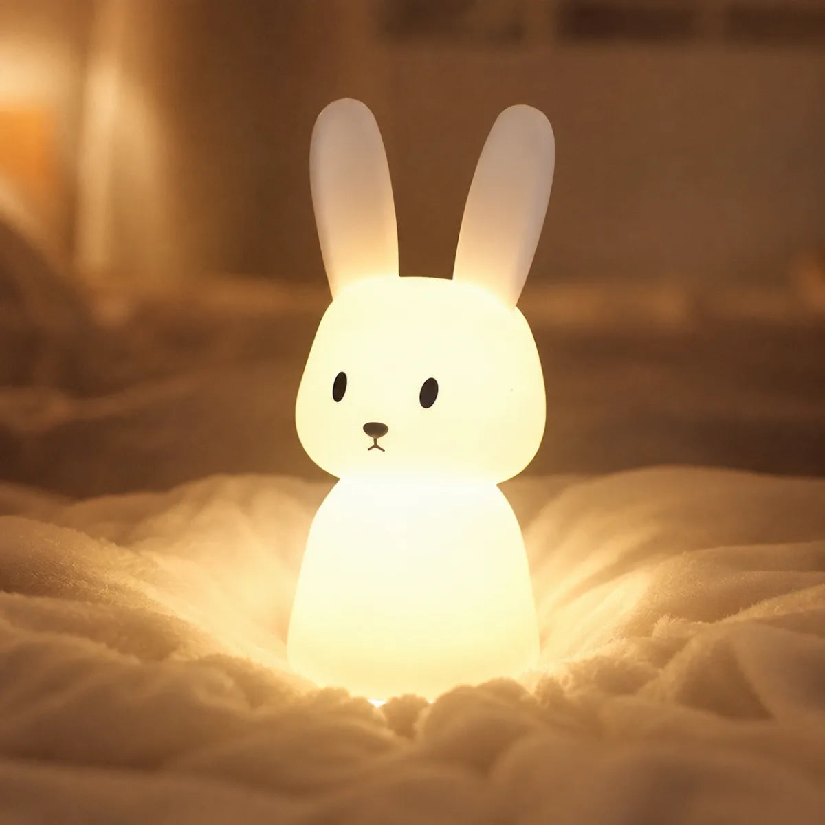 Veilleuse bébé lapin en silicone en ambiance cosy sur textile doux