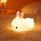 Veilleuse bébé lapin RGB en ambiance cosy sur textile doux