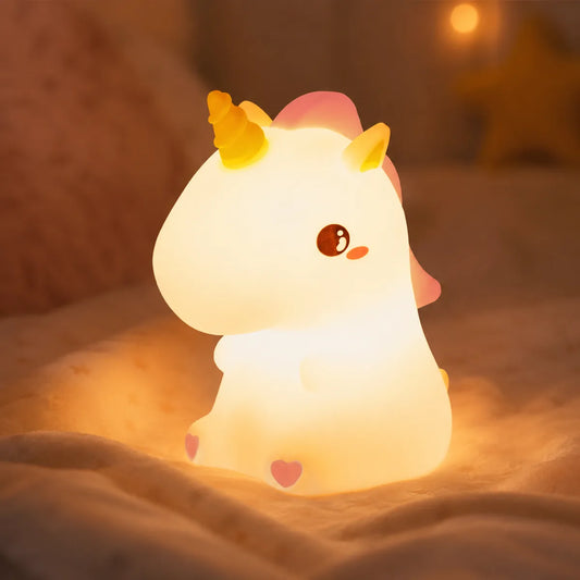 Veilleuse licorne silicone allumee dans une chambre d'enfant cosy