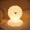 Veilleuse lion en silicone en ambiance cosy sur textile doux