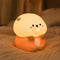 Veilleuse bébé loutre en silicone en ambiance cosy sur textile doux