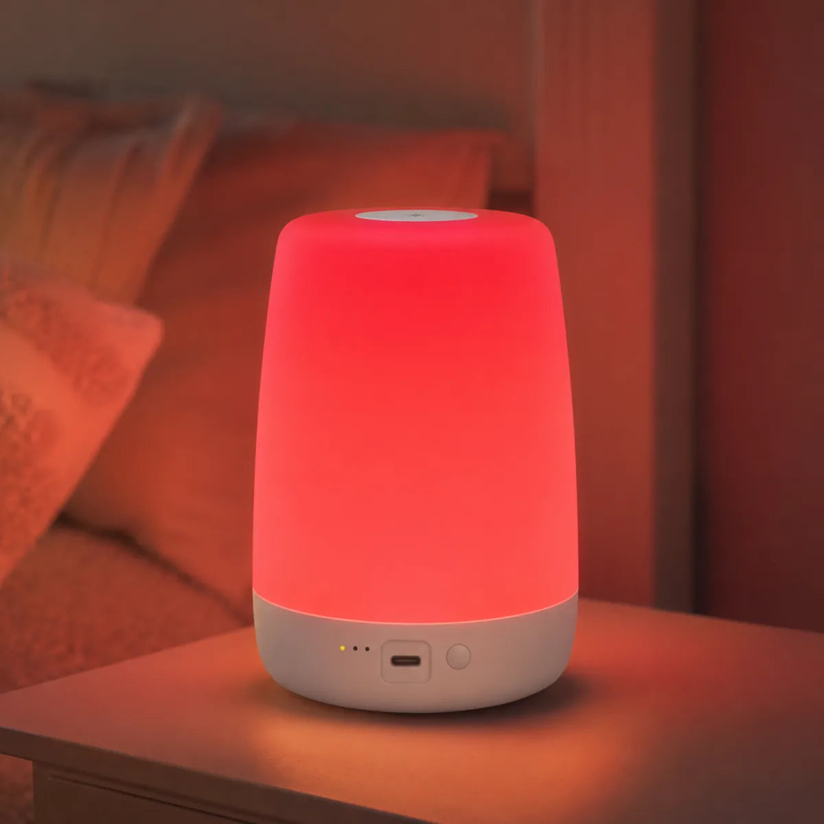 Veilleuse lumière rouge rechargeable allumée dans une chambre de bébé