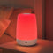 Veilleuse lumière rouge rechargeable allumée dans une chambre de bébé