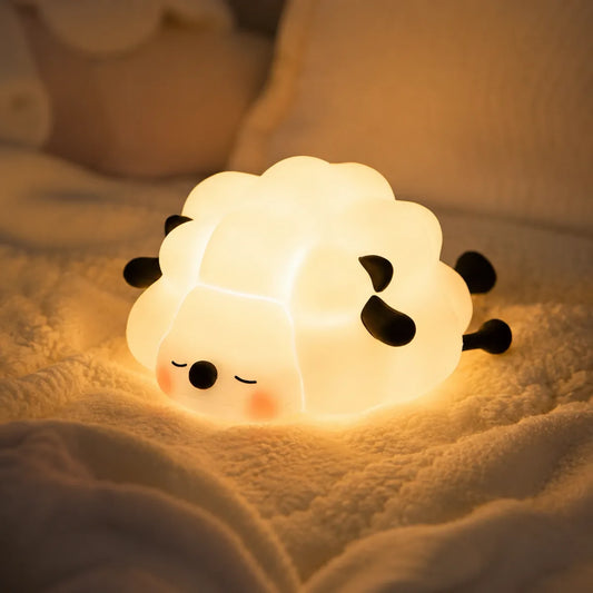 Veilleuse mouton silicone allumee dans une chambre d'enfant cosy