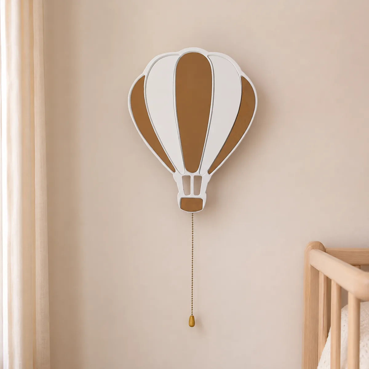 Veilleuse murale ballon dirigeable éteinte, bois, fixée au mur