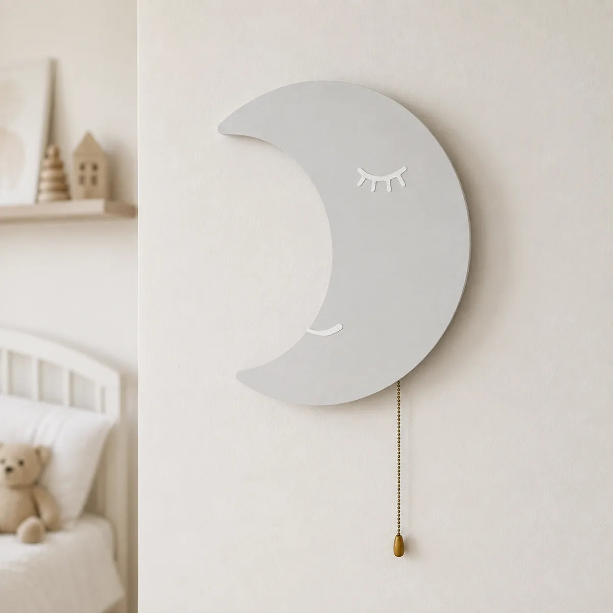Veilleuse murale lune éteinte, bois gris clair, fixée au mur