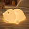 Veilleuse ours silicone allumee dans une chambre d'enfant cosy