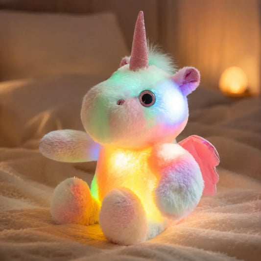Veilleuse peluche licorne en ambiance cosy sur textile doux