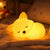 Veilleuse renard silicone allumee dans une chambre d'enfant cosy