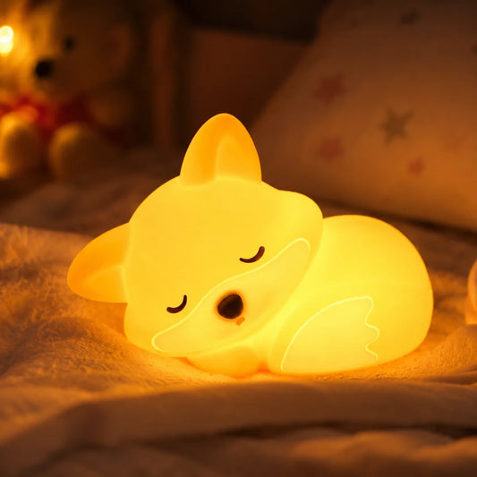 Veilleuse renard silicone allumee dans une chambre d'enfant cosy
