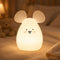Veilleuse souris silicone allumee dans une chambre d'enfant cosy